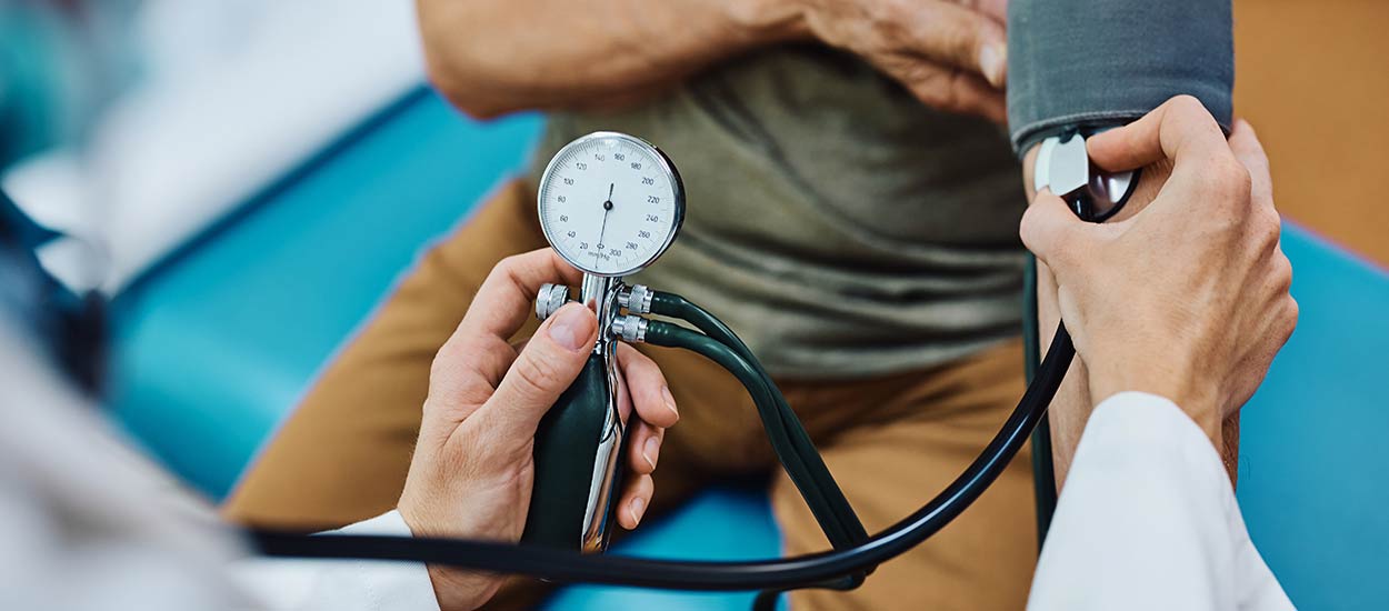 doctor-measuring-blood-pressure