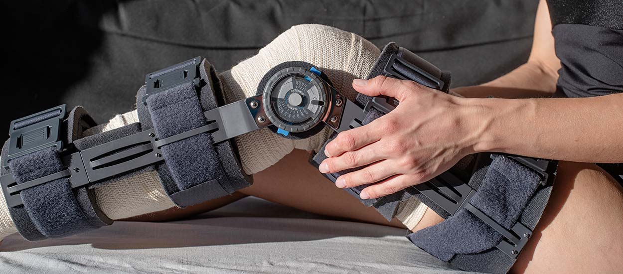 female-buckling-knee-orthosis